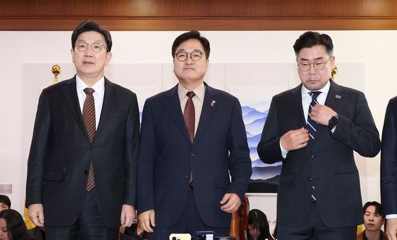 기념촬영하는 국회의장·여야 원내대표