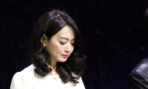 신민아, 무릎 담요로 셀프 노출 사수