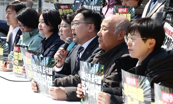 제정당 집중 행동 선포 기자회견서 발언하는 박찬대