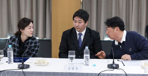 대화 나누는 이수경 회장·김명석 감독·윤재명 감독