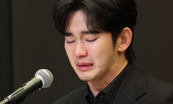 김수현, 눈물 뚝뚝