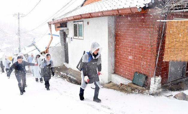 '취약계층 위한 연탄을 싣고'