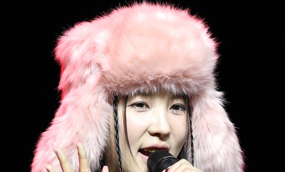 취재진 질문에 답하는 위연정