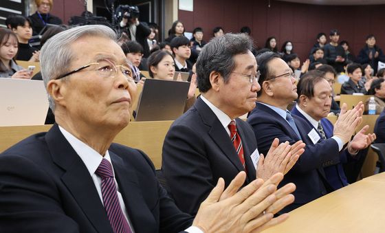 박수치는 김종인·이낙연·김부겸