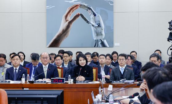 현안 질의에 답하는 이진숙 위원장