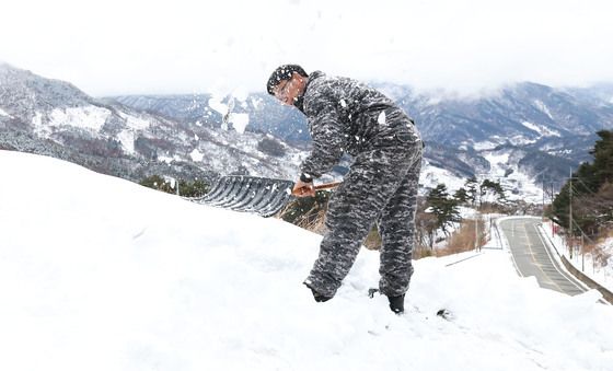 '경칩에 눈이 이렇게 많이 내리다니'
