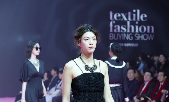 '직물과 패션의 만남' 패션쇼