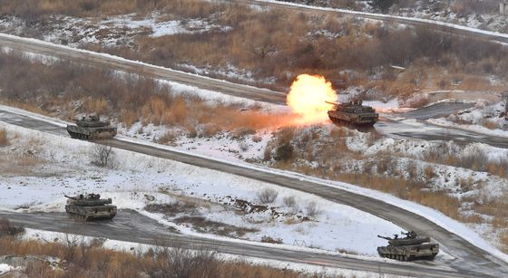 공격 시도하는 전차와 장갑차