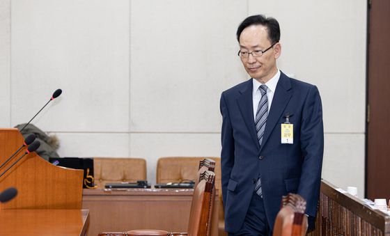 자리로 향하는 김대웅 후보자