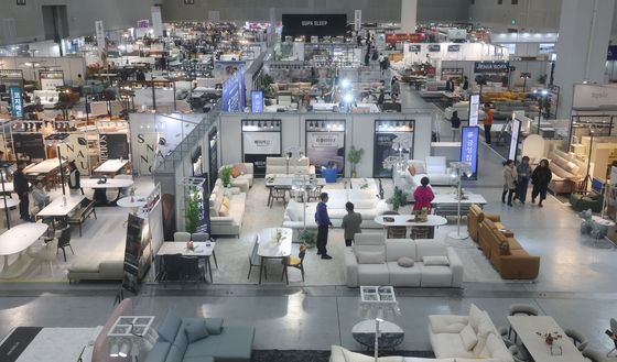 가구 둘러보는 시민들