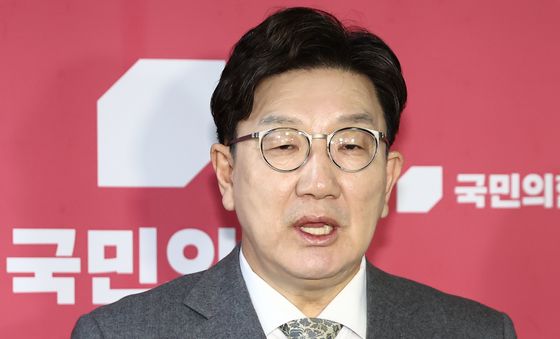 의료인력 수급 관련 브리핑 하는 권성동 원내대표