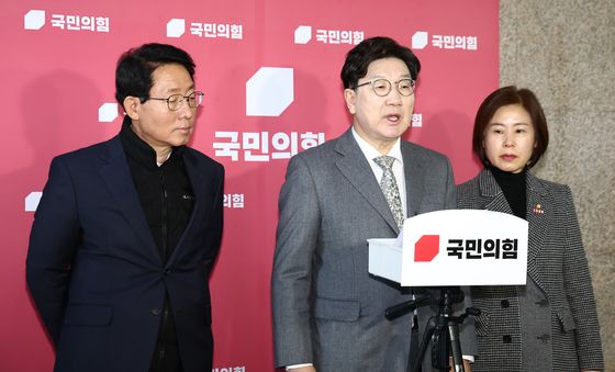 의료인력 수급 관련 브리핑 하는 권성동 원내대표