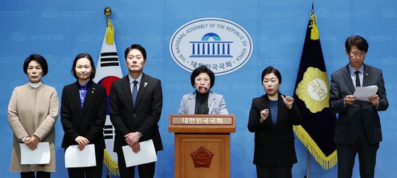 류희림 방심위원장 사퇴 요구하는 과방위원들