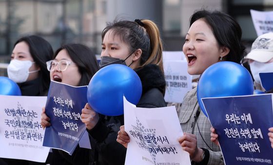 구호 외치는 학생들