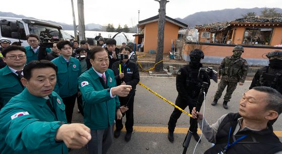 포탄 오발 사고 현장 둘러보는 권영세 비대위원장