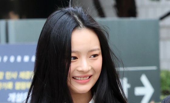 미소 보이며 질문 경청하는 뉴진스 하니