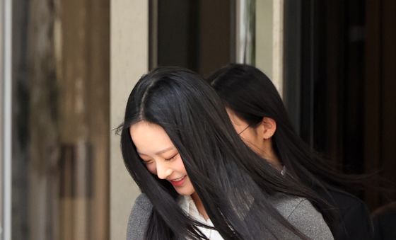 '진주귀걸이를한소녀' 책 들고 법원 찾은 뉴진스 하니