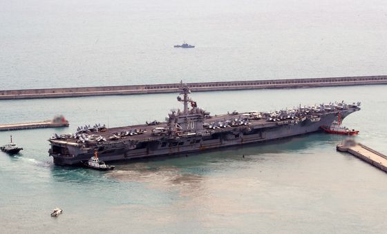 '떠다니는 군사기지' 칼빈슨함, 부산작전기지서 출항
