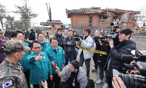 오폭 사고 현장 찾은 민주당