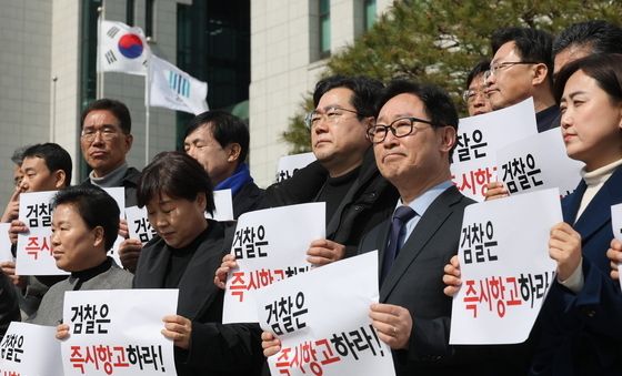 대검 찾은 민주 '검찰은 즉시 항고하라'