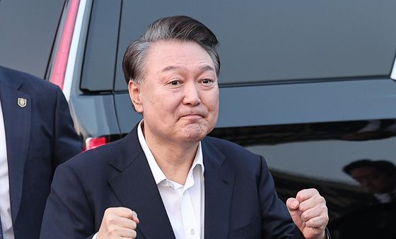 관저 도착한 윤석열 대통령 '주먹 불끈'
