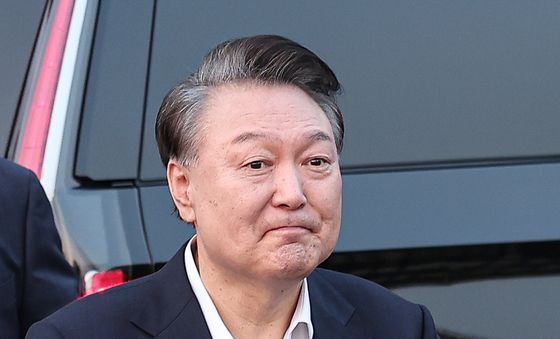 관저 도착한 尹 대통령 '주먹 불끈'