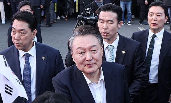 지지자들과 손 잡는 윤석열 대통령