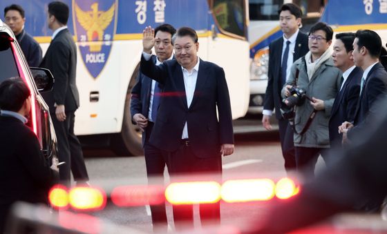 尹, 체포 52일 만에 석방