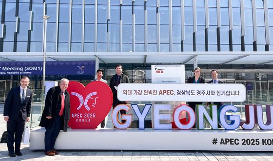 맷 머레이 APEC 대사 'APEC 정상회의 조형물과 함께'