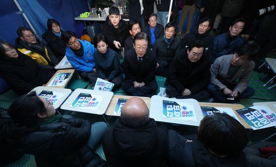 비상행동 단식농성장 찾은 이재명 대표