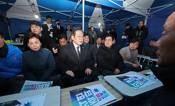 '윤석열 탄핵 촉구' 비상행동 단식농성장 찾은 이재명 대표