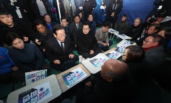 비상행동 단식농성장 찾은 이재명 대표