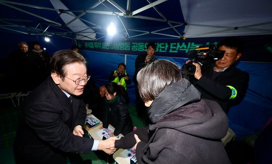 비상행동 단식농성장 찾은 이재명 대표