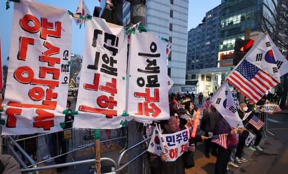 탄핵 각하 외치는 尹 대통령 지지자들