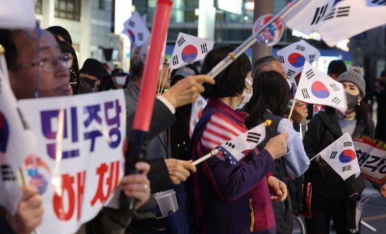 태극기 흔드는 윤석열 대통령 지지자