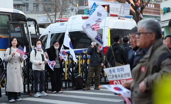 헌재 인근에 모인 尹 대통령 지지자들