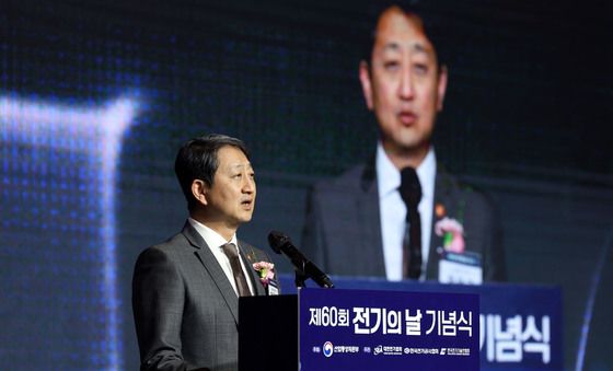 제60회 전기의 날 기념식서 기념사하는 안덕근 장관