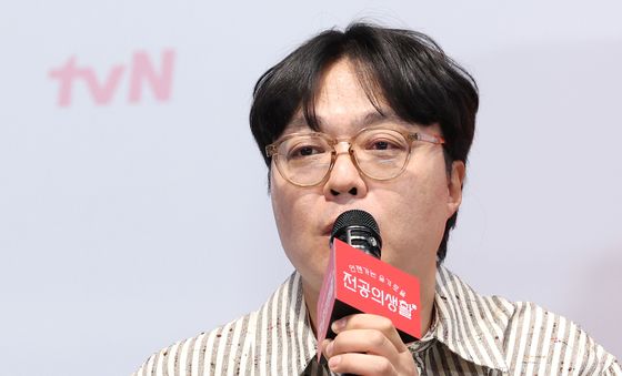 인사말 하는 신원호 크리에이터