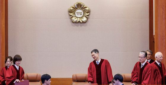 착석 준비하는 헌법재판관들