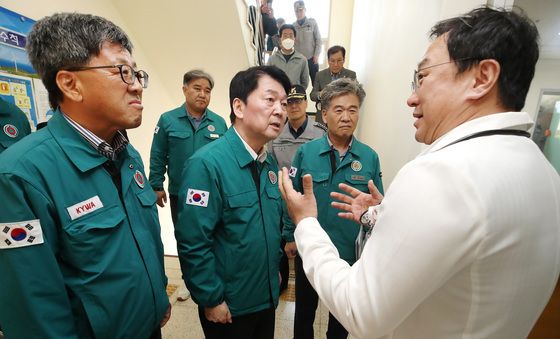 산불 이재민 대피소 의료현황 듣는 안철수