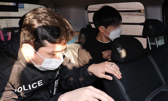 검찰 송치되는 경찰버스 파손 30대 남성