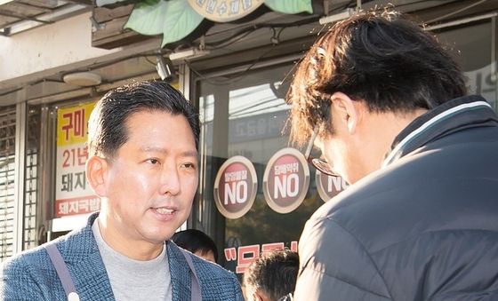 출근길 근로자에게 샌드위치 세트 전달하는 김장호 구미시장