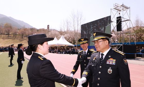 악수하는 이호영 경찰청장 직무대행