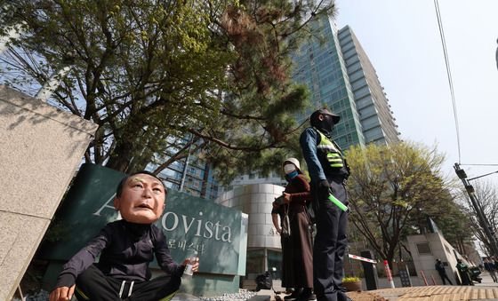 윤 전 대통령 사저앞에 尹 전 대통령 탈쓴 시민