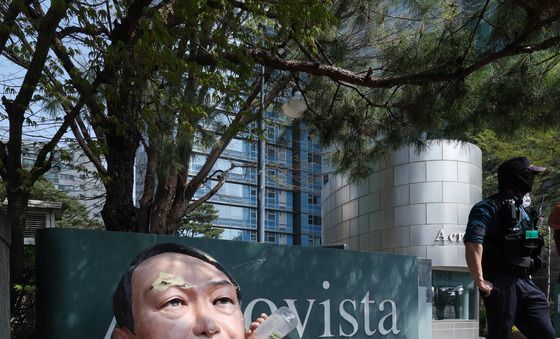 尹 사저 앞에 尹 전 대통령 탈쓴 시민