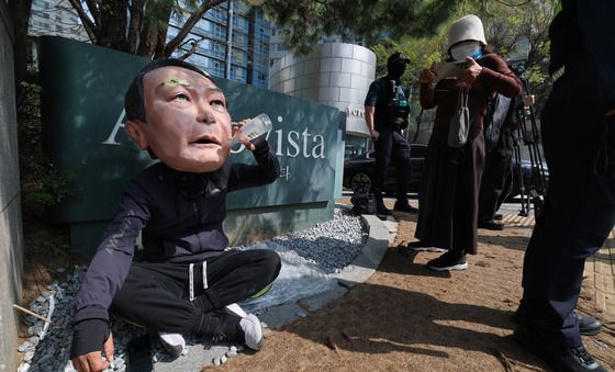 서초동 사저 앞 윤석열 전 대통령 탈 쓴 시민