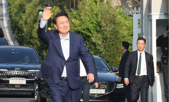 관저 떠나는 윤 전 대통령 내외