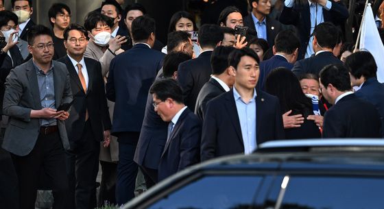 윤 전 대통령 사저 앞 윤상현 의원