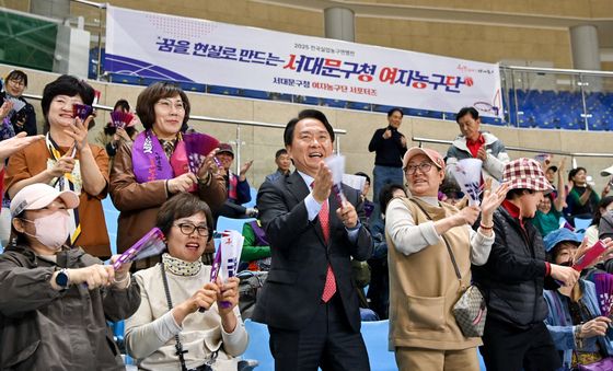 응원하는 이성헌 구청장