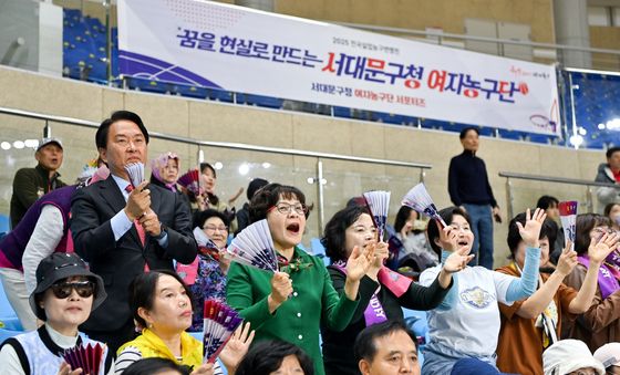 농구단 응원하는 이성헌 서대문구청장